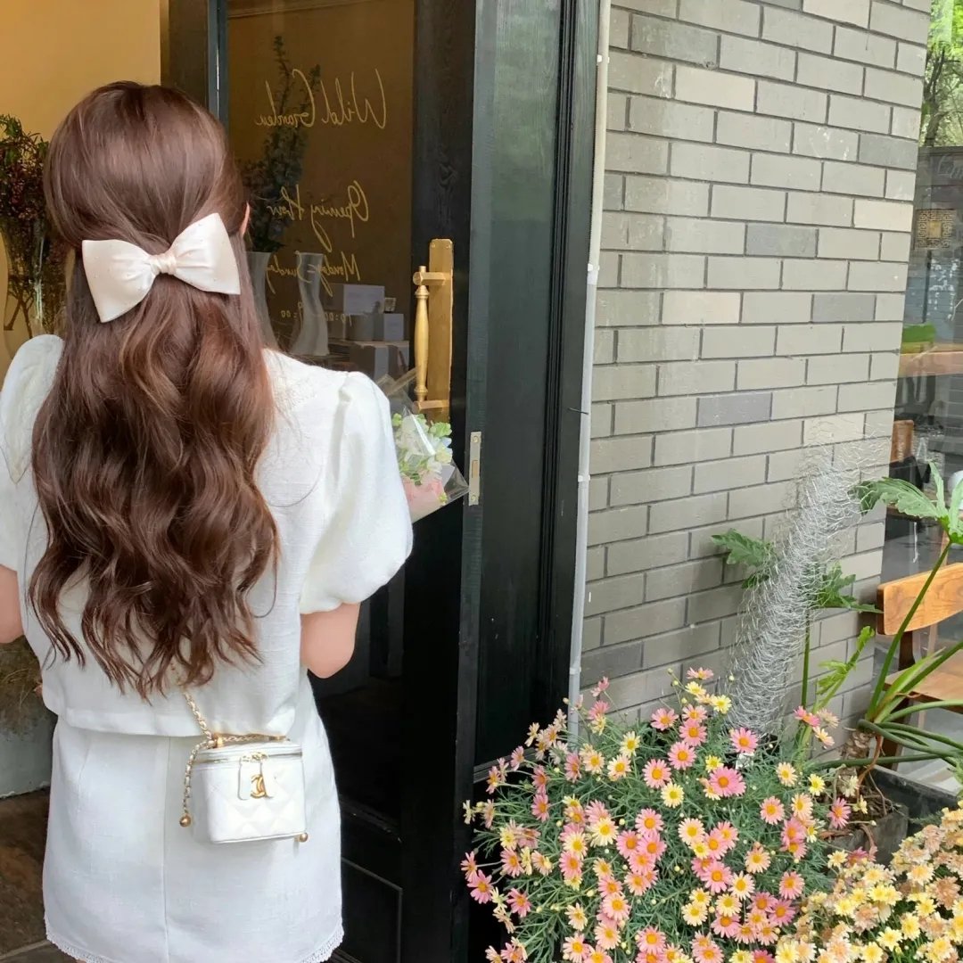 她的微笑像颗糖